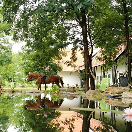 Hotel Hunor Lovastanya Kunbaracs Exteriér fotografie